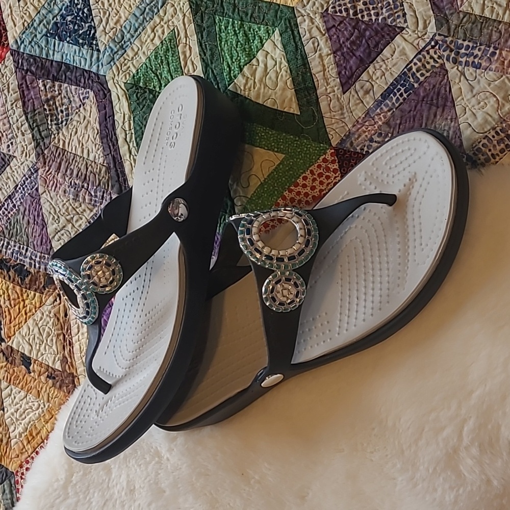 Crocs Sanrah Diamante Boho Hippie Summer Beach Wedge Thonge Flip Flip Sandals